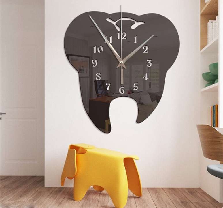9. Espelho e relógio de parede criativo fixado no quarto das crianças. Fonte: Pinterest