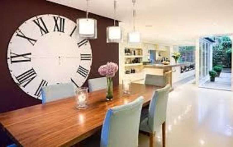 40. Sala de jantar com rel&oacute;gio de parede gigante. Fonte: Decor Assentos