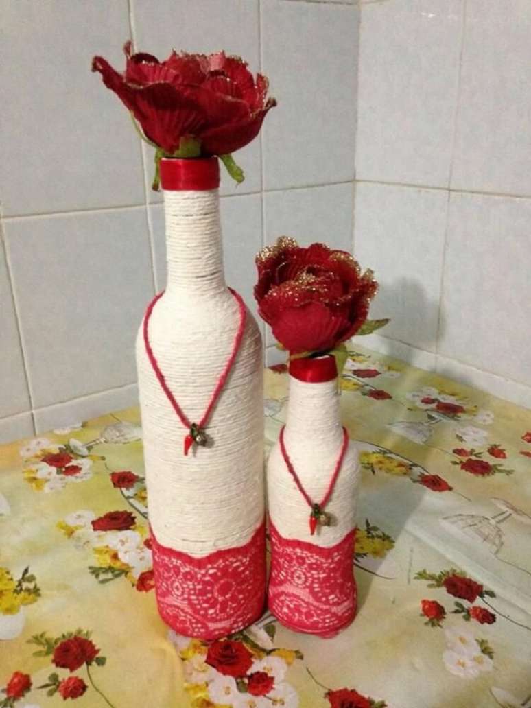 15. Garrafas decoradas com barbante e renda vermelha