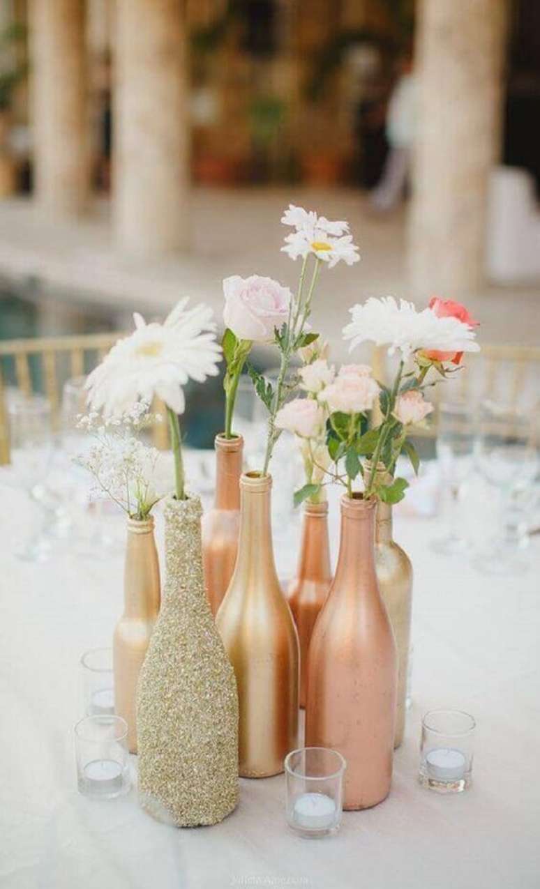 19. Lindas garrafas decoradas em tom de cobre para casamento