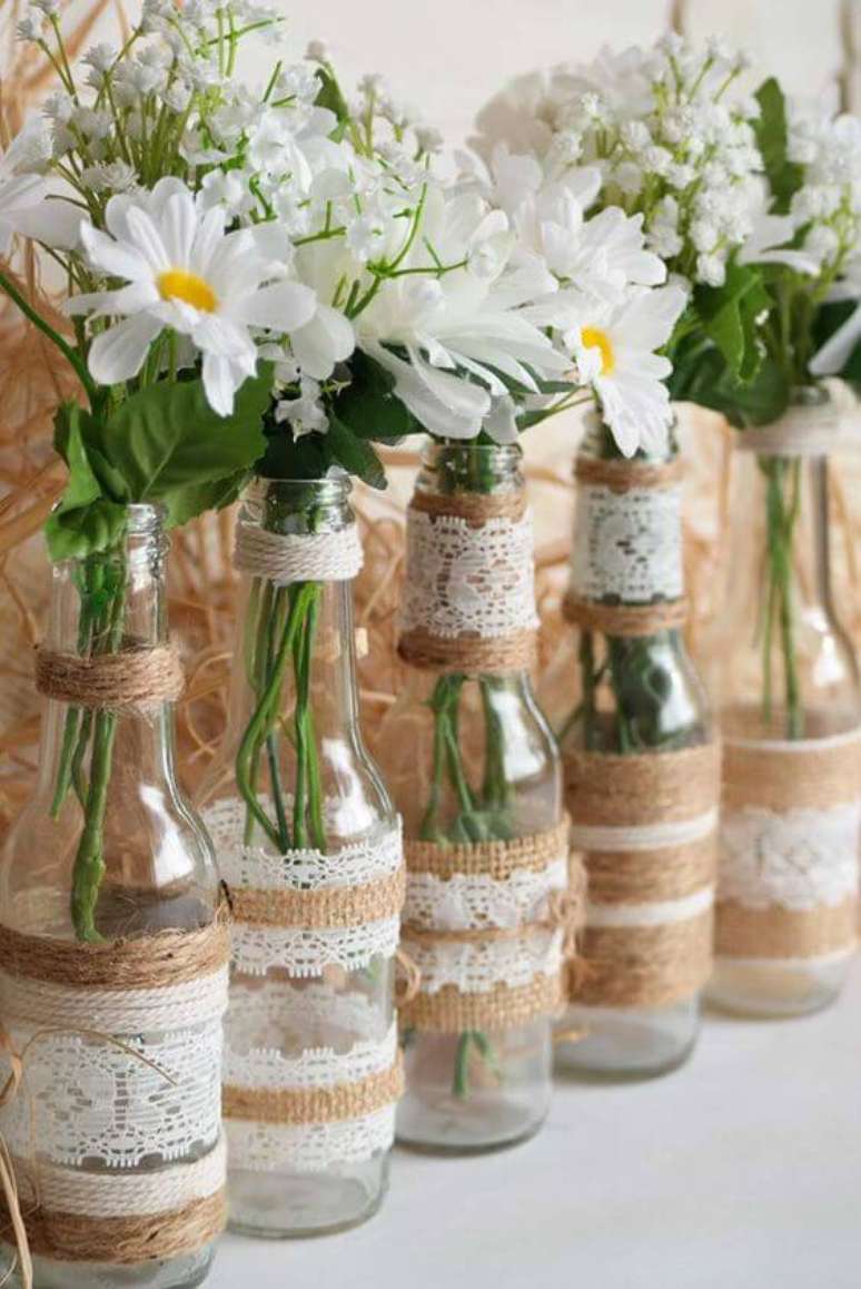 48. Garrafas decoradas para servir de cachepot s&atilde;o muito interessantes. Foto: Ideias Decor