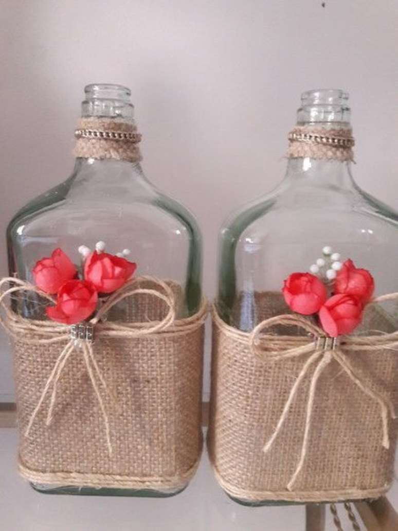 42. Garrafas decoradas de whisky s&atilde;o muito interessantes. Foto: Elo7