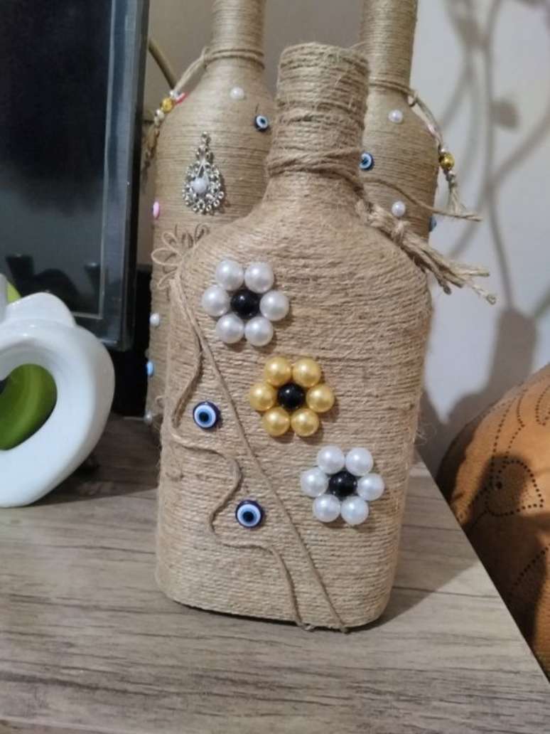 47. Cordas s&atilde;o muito utilizadas para fazer garrafas decoradas. Foto: Pinterest