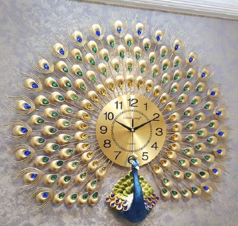 41. Relógio de parede feito de cristal com formato de pavão. Fonte: Pinterest