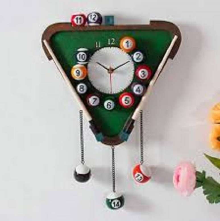42. Relógio de parede criativo feito com bolas de bilhar. Fonte: Pinterest