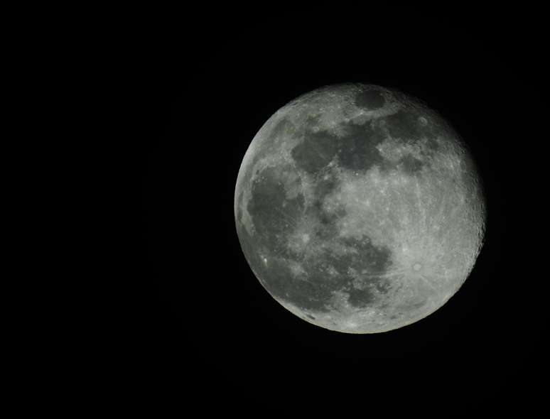 Nesta quinta feira, 17 de setembro, aproximando-se da primavera no hemisfério sul e do outono no hemisfério norte, a Lua começa um novo ciclo, entra na fase Nova em Virgem.