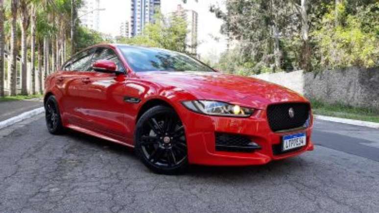 Versão R-Design do novo Jaguar XE, que ficou mais potente.