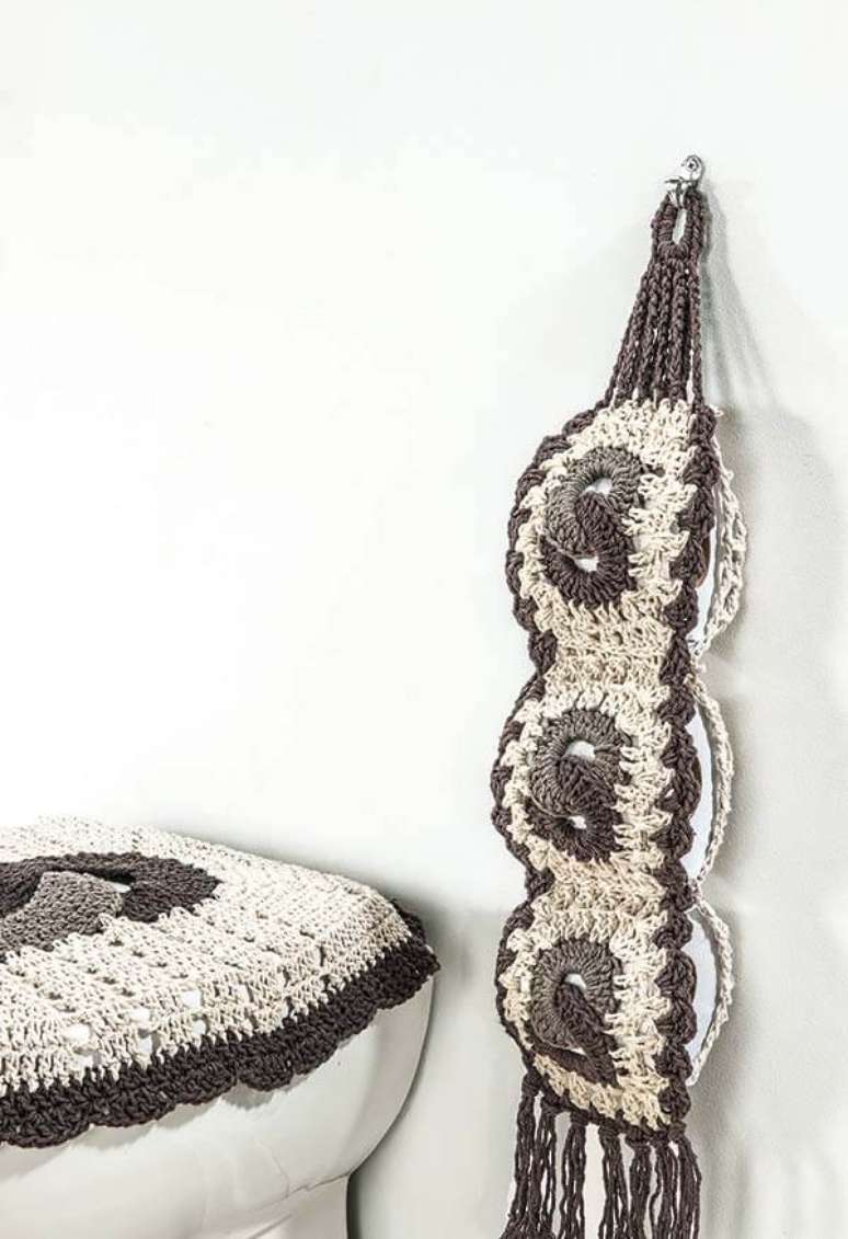 11. Combine as pe&ccedil;as do seu jogo de banheiro com o porta papel higi&ecirc;nico de croch&ecirc; &ndash; Por: Ideias Decor