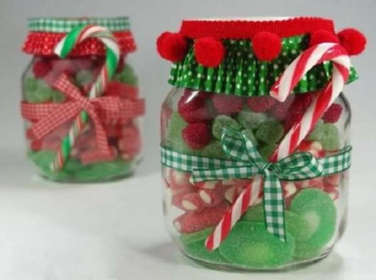 50- Potinhos transparentes com jujubas nas cores natalinas como lembrancinha de natal. Fonte: Festas Site