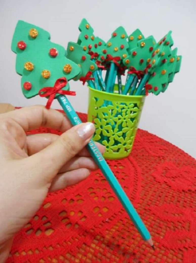 54- Voc&ecirc; pode utilizar a sua criatividade para fazer uma &aacute;rvore com EVA para colocar em cima do l&aacute;pis e assim ter a lembrancinha de natal. Fonte: Customizando