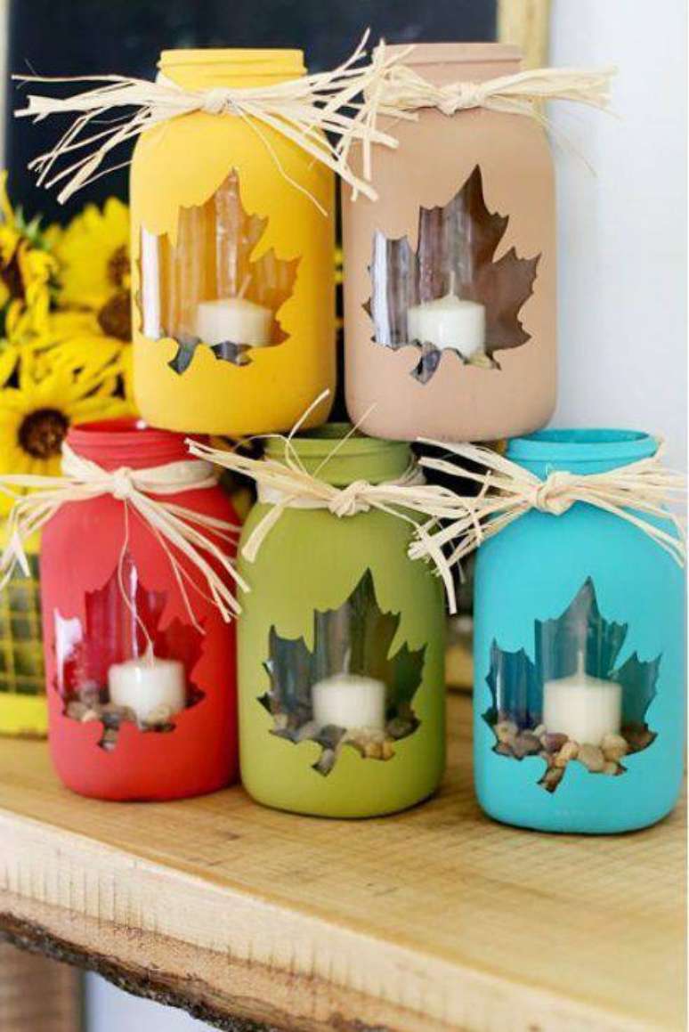 18- Reaproveite os potes de vidro para criar velas decorativas e as oferecer como lembrancinha de natal.