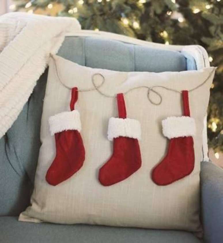 20- E que tal bordar uma almofada para a decoração e oferecer como lembrancinha de natal?