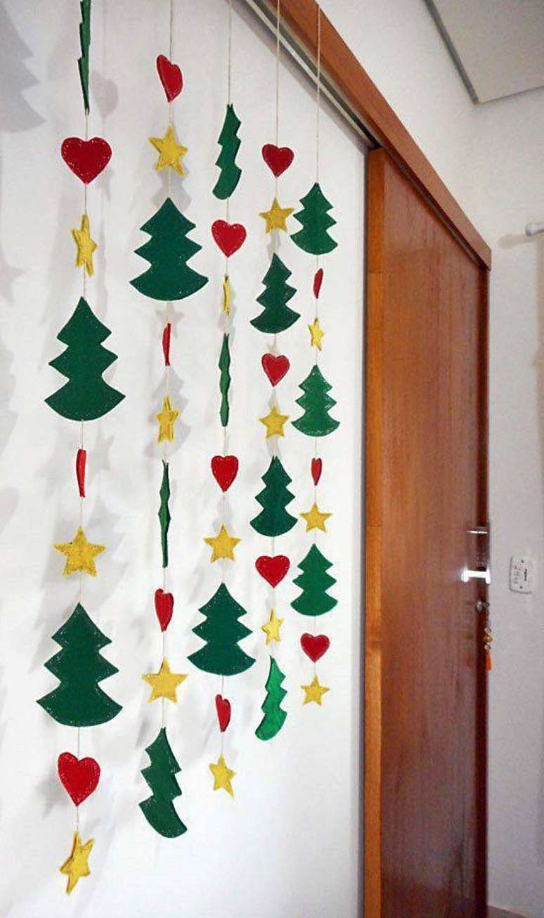 23-&nbsp;Esta cortina de natal &eacute; interessante como elemento decorativo e como lembrancinha de natal.