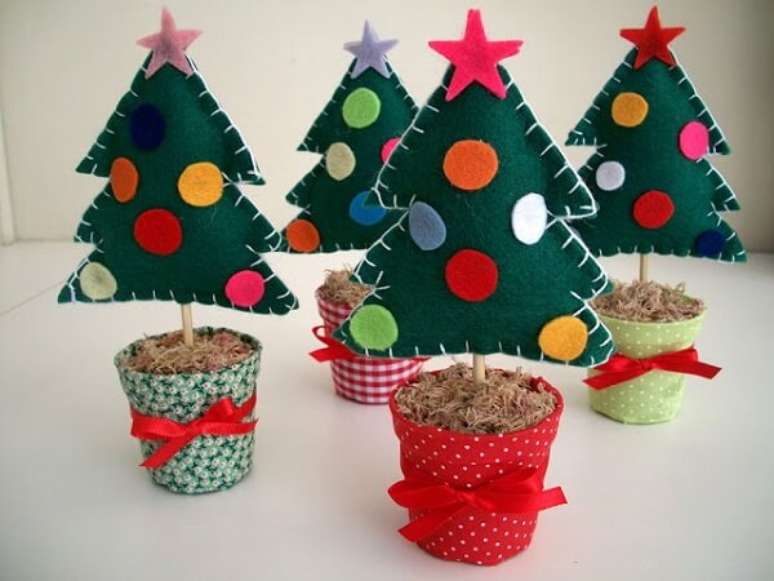63- &Aacute;rvore de natal forrada com feltro como lembrancinha de natal. Fonte: Pinterest