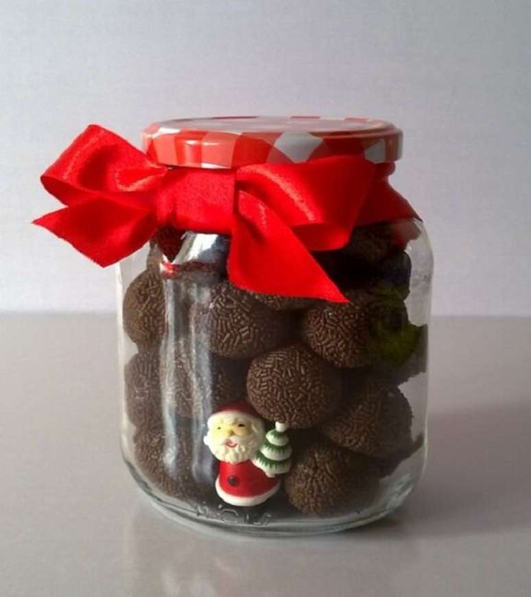 64 &ndash; Frasco transparente com brigadeiros como lembrancinha de natal. Fonte: Coisas da Maria