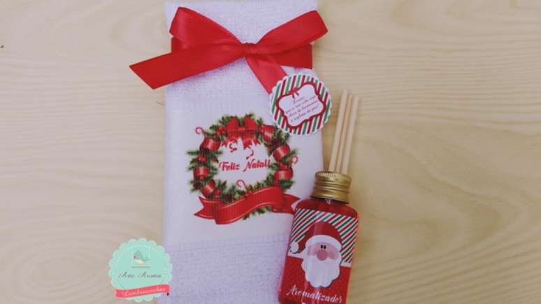 69- Toalha e aromatizador personalizado para lembrancinha de natal. Fonte: Pinterest