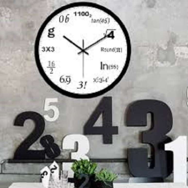 44. Matemáticos de plantão irão amar este modelo de relógio de parede. Fonte: Pinterest