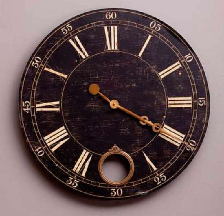 47. O modelo deste rel&oacute;gio segue o estilo retr&ocirc;. Fonte: MaxFx