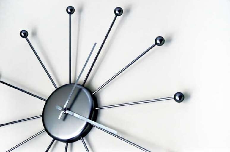 49. O rel&oacute;gio imprime personalidade e eleg&acirc;ncia nos ambientes. Fonte: Ray49