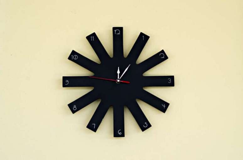 50. O rel&oacute;gio remete a asteriscos e estrelas. Fonte: Kosit Limsiri