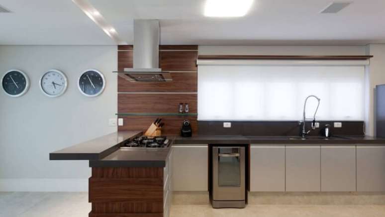 51. Os rel&oacute;gios complementam a decora&ccedil;&atilde;o da cozinha ampla. Fonte: Pinterest