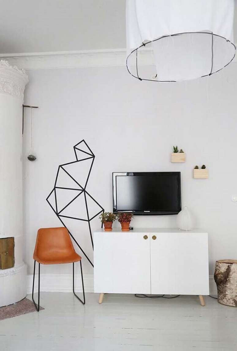 51. Parede decorada com fita isolante para sala de estar toda branca – Foto: Hinsdale Architecture