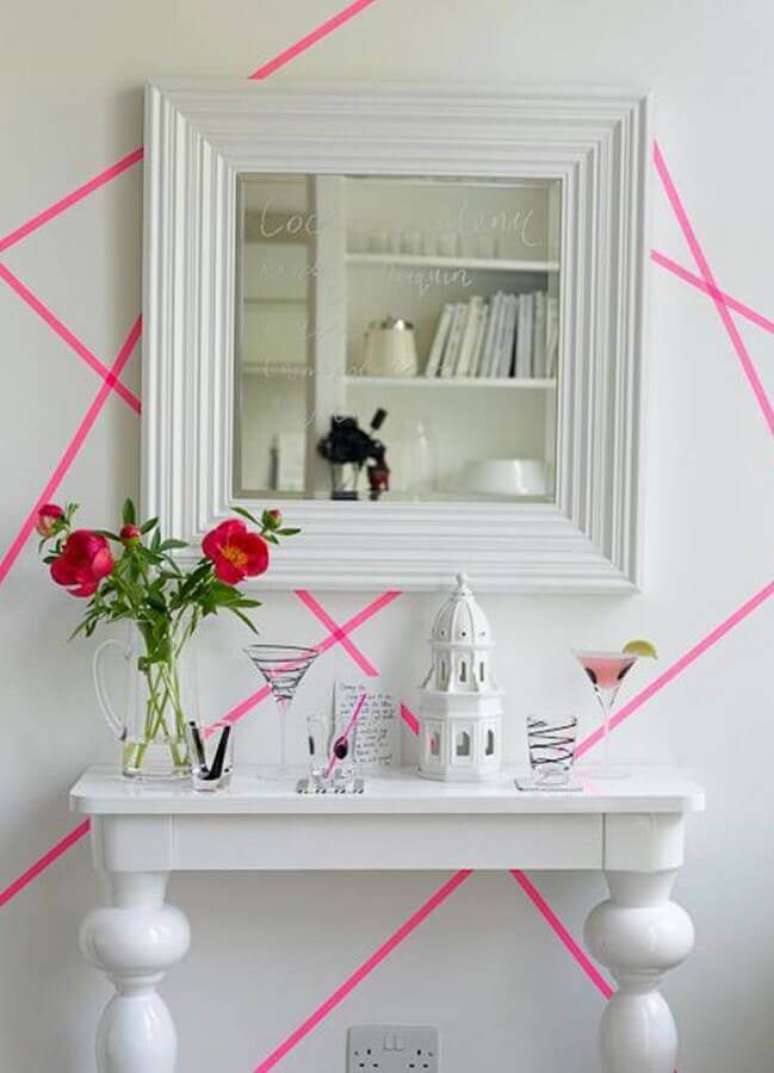 53. Decoração com fita isolante rosa para parede branca – Foto: Pinosy