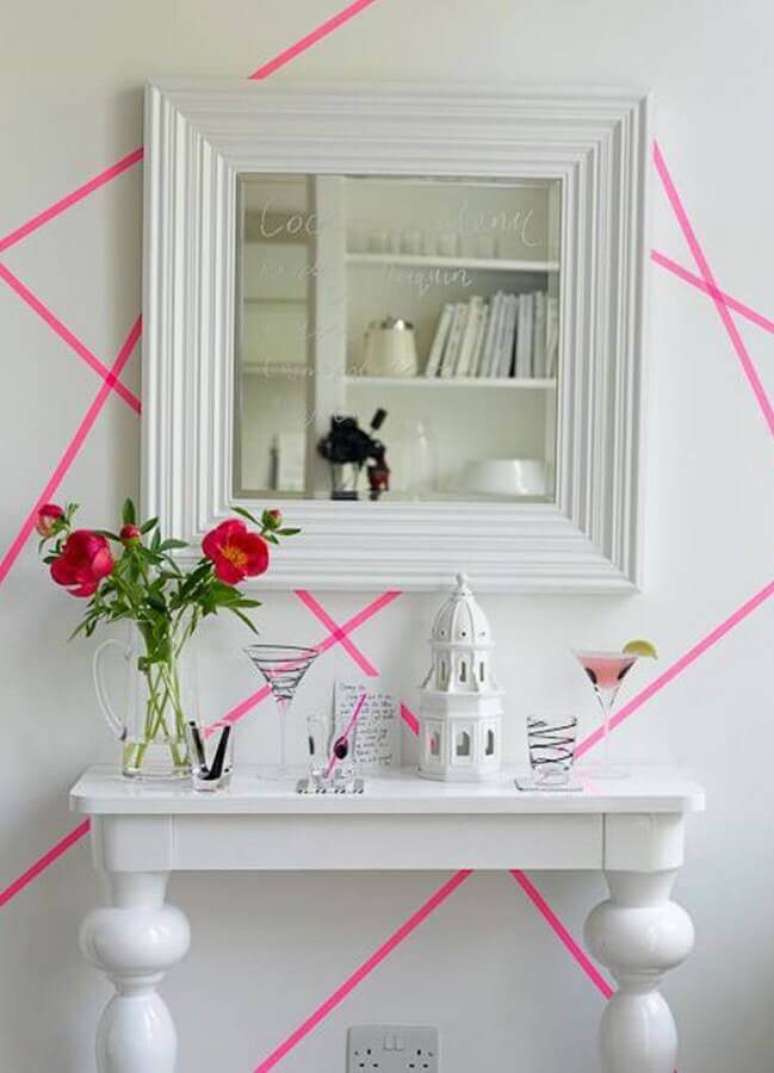 53. Decora&ccedil;&atilde;o com fita isolante rosa para parede branca &ndash; Foto: Pinosy