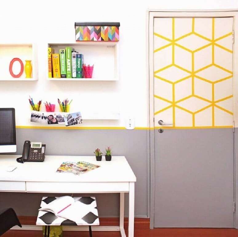 54. Porta decorada com fita isolante amarela &ndash; Foto: Vivianne Pontes