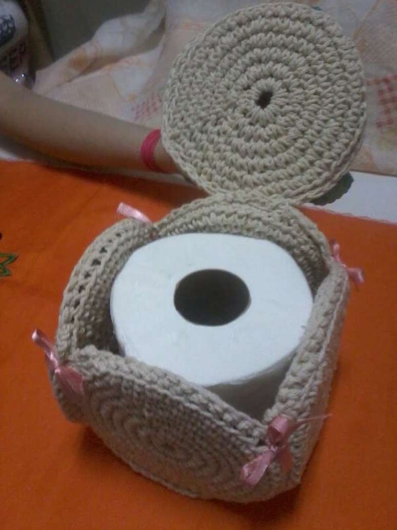 16. Porta papel higi&ecirc;nico de croch&ecirc; feito com cds &ndash; Por: Arteja