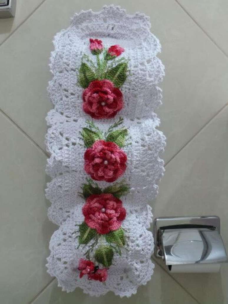 20. O porta papel higiênico com flores é uma opção para seu banheiro – Por: Elo7