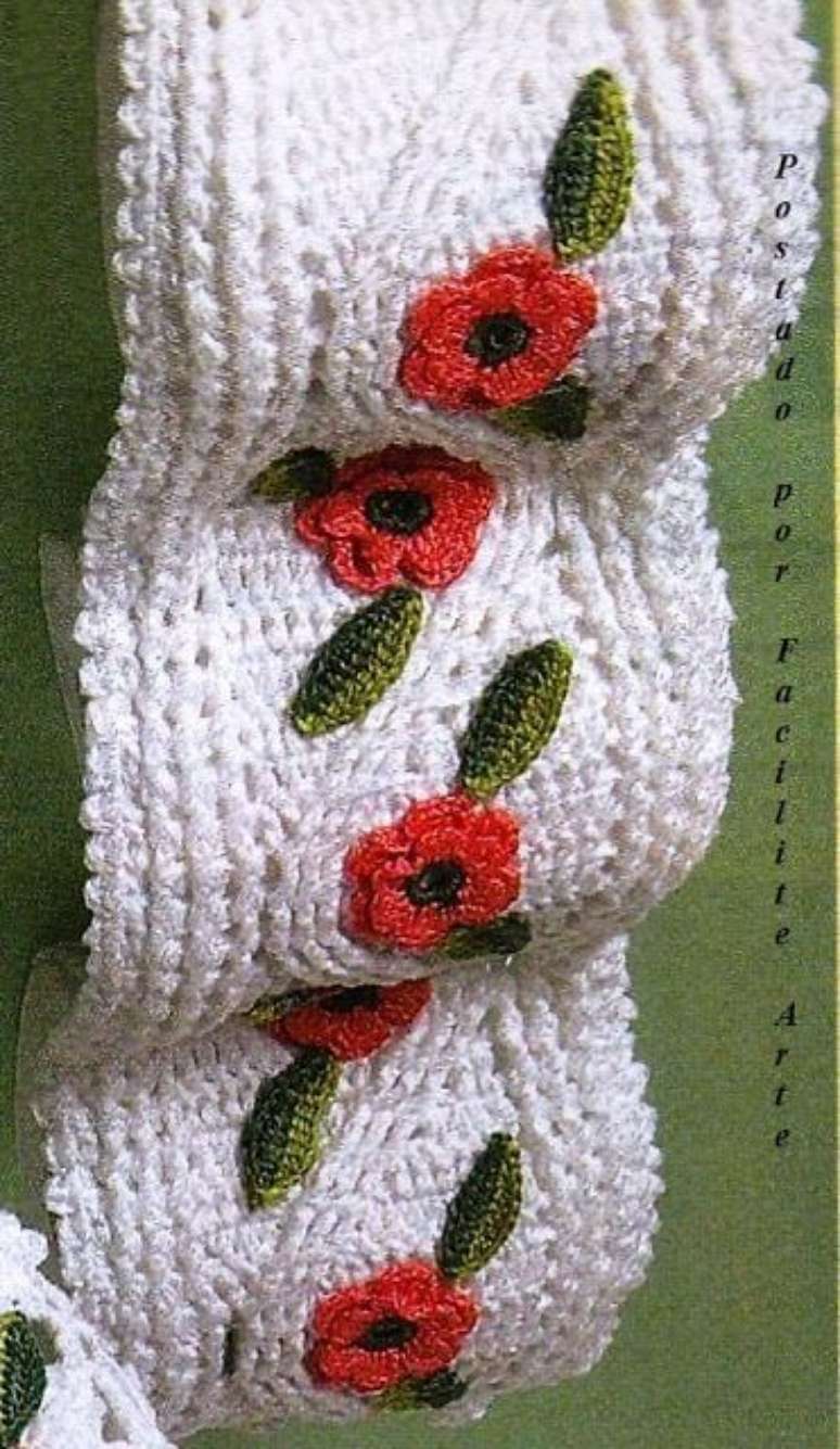 21. Porta papel higiênico de crochê simples personalizado com flores vermelhas – Por: Facilite Arte