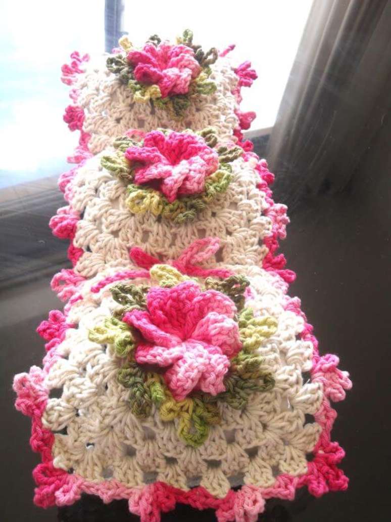 23. O porta papel higiênico de crochê fica lindo decorado com flores – Por: Elo7