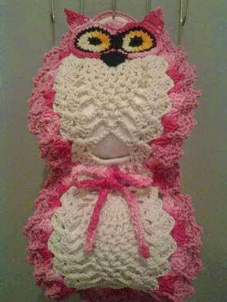 27. O porta papel higi&ecirc;nico de croch&ecirc; &eacute; uma linda op&ccedil;&atilde;o para o banheiro &ndash; Por: Fika a Dica