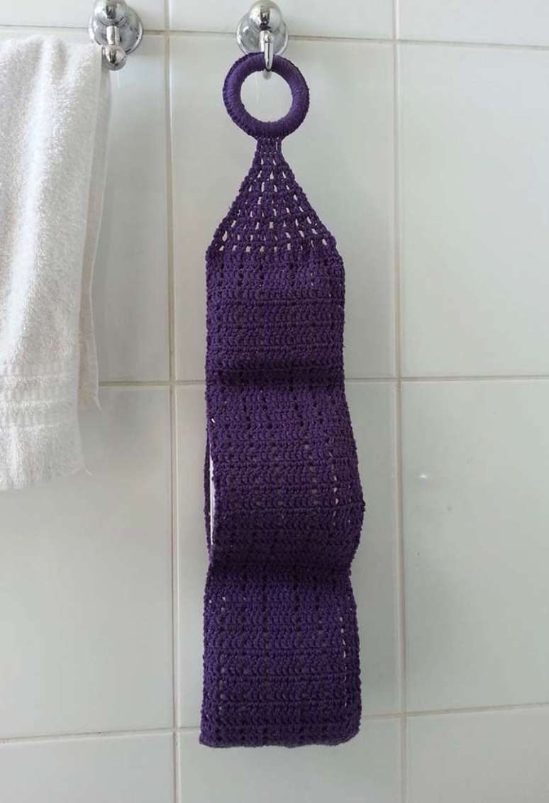 30. Caso voc&ecirc; queira um porta papel higi&ecirc;nico de croch&ecirc; simples, invista em cores bonitas, como o roxo &ndash; Por: Pinterest