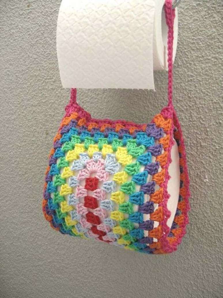 42. Porta papel higiênico de crochê colorido – Por: Pinterest