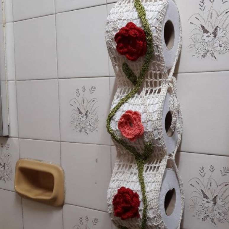 45. O porta papel higiênico de crochê com flores é perfeito para o banheiro tradicional – Por: Pinterest