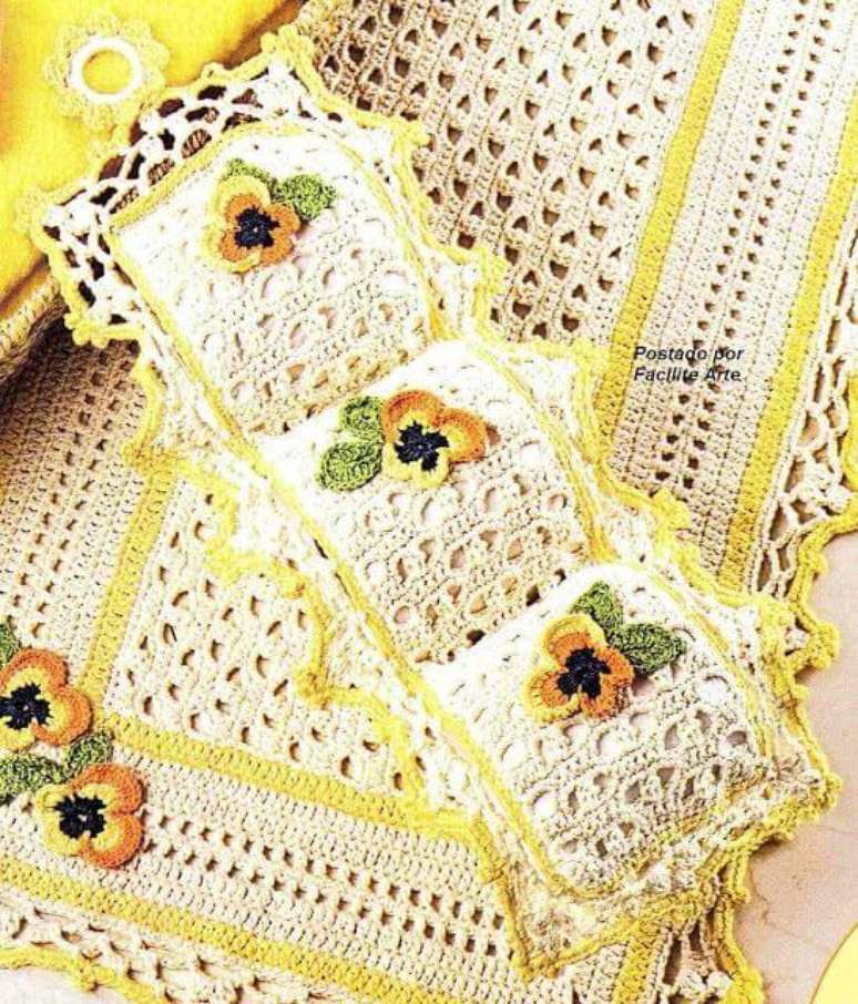 46. O porta papel higi&ecirc;nico de croch&ecirc; com flores amarelo alegre o ambiente &ndash; Por: Pinterest