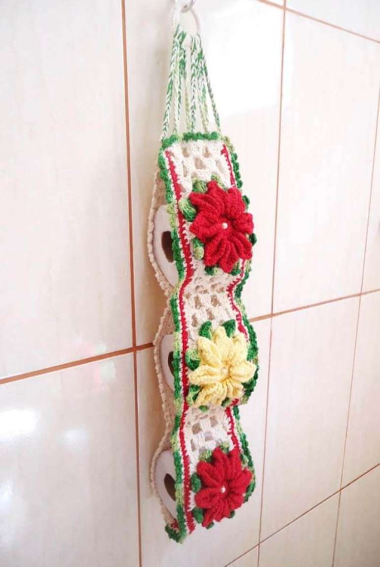 49. Porta papel higiênico de crochê com flores vermelhas e amarelas decorando – Por: Decor Fácil