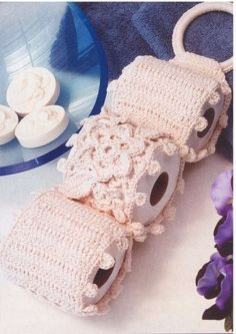 54. O porta papel higiênico de crochê é uma ótima aposta para decorar seu banheiro – Por: Pinterest