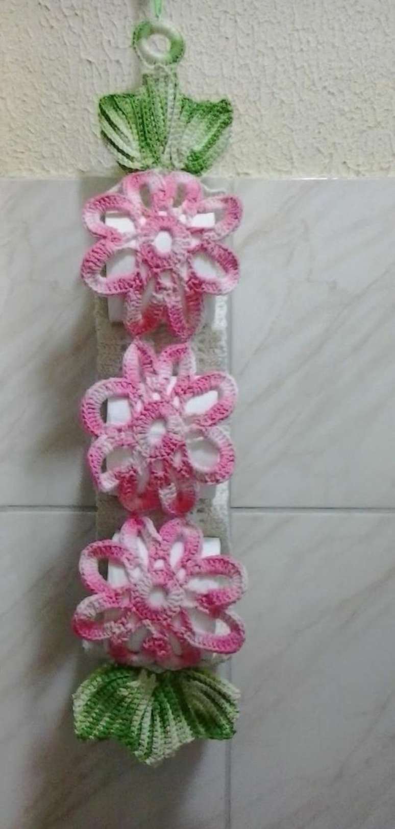 56. Porta papel higi&ecirc;nico de croch&ecirc; em formato de flores &ndash; Por: Pinterest