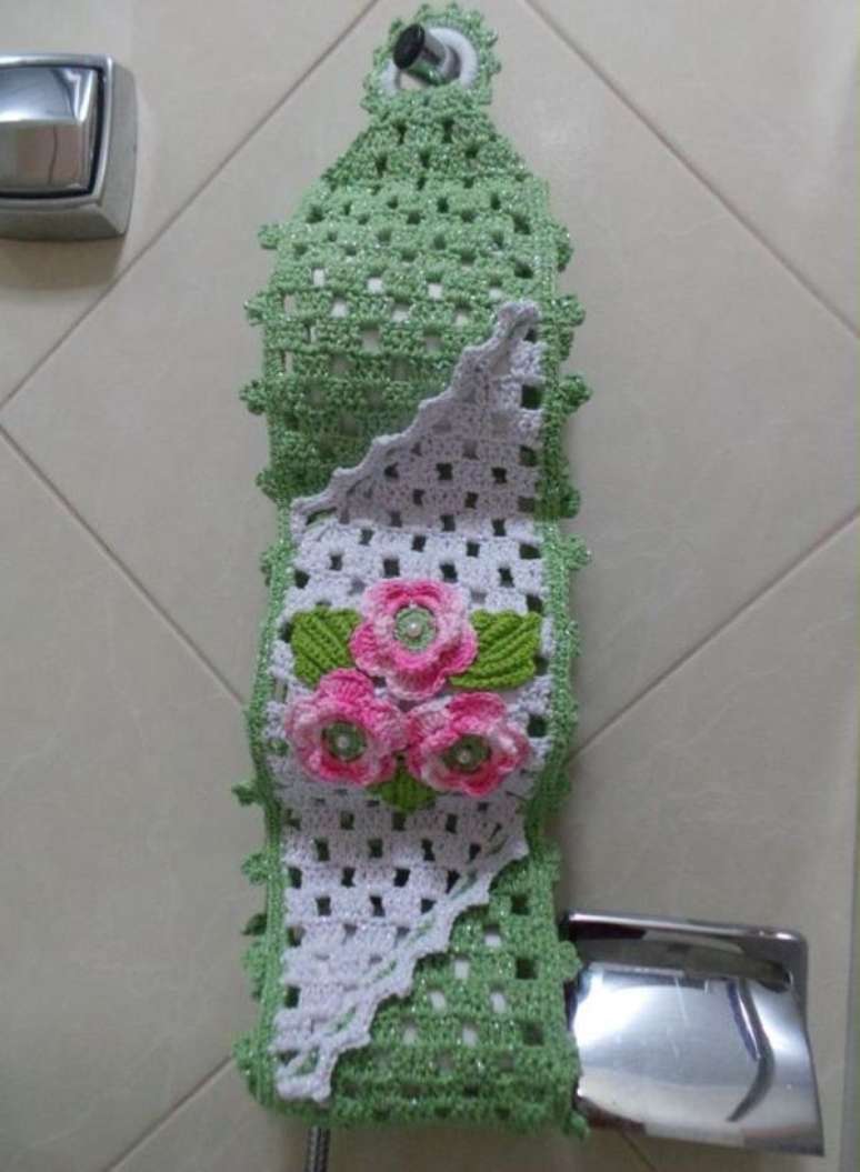 59. Porta papel higiênico de crochê verde e rosa – Por: Pinterest