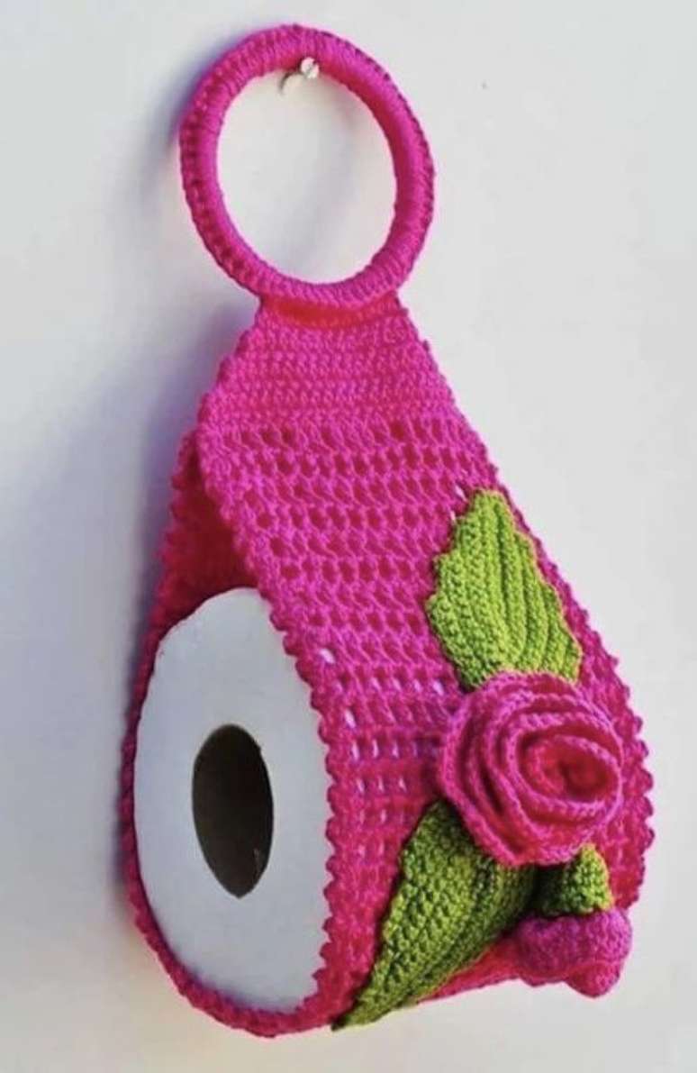 52. O porta papel higiênico de crochê pink é uma linda opção para o banheiro – Por: Pinterest