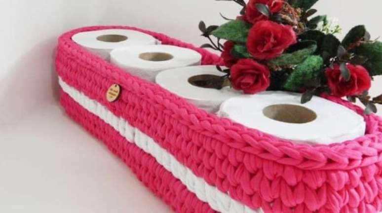 55. O porta papel higiênico de crochê rosa é alegre para decorar o lavabo – Por: Decorando tudo