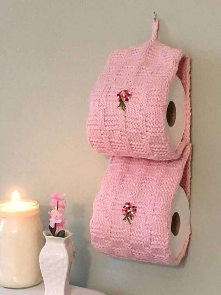 61. O porta papel higiênico de crochê cor de rosa com flore sé uma opção feminina e delicada para investir no banheiro – Por: Pinterest
