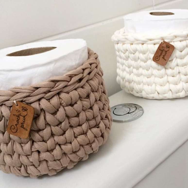 38. Porta papel higiênico de crochê simples em tons neutros – Por: Pinterest