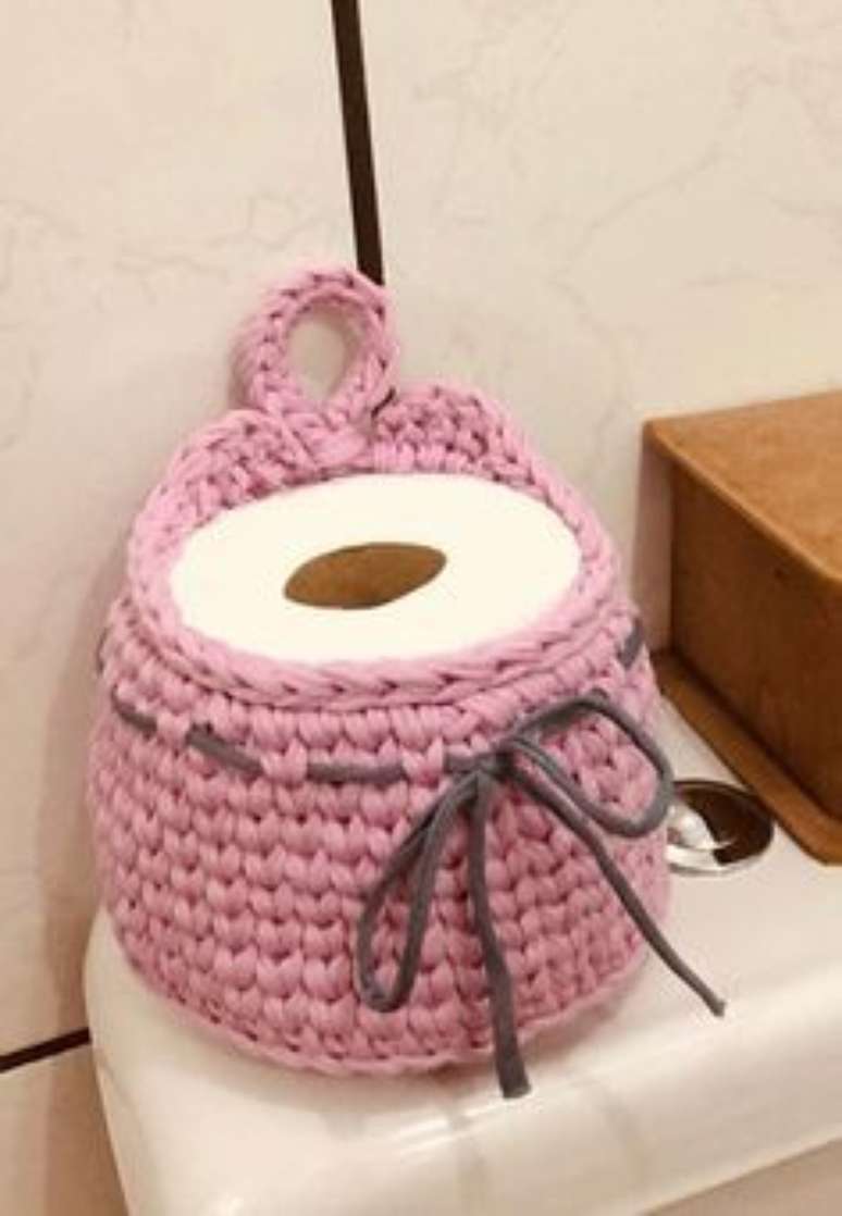 35. O porta papel higiênico de crochê deve ter as cores do seu banheiro para combinar com o ambiente – Por: Decor Fácil
