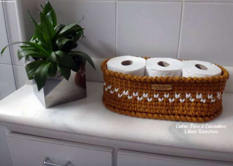 65. Tenha um porta papel higiênico de crochê lindo para decorar seu banheiro – Por: Lilian Sanches