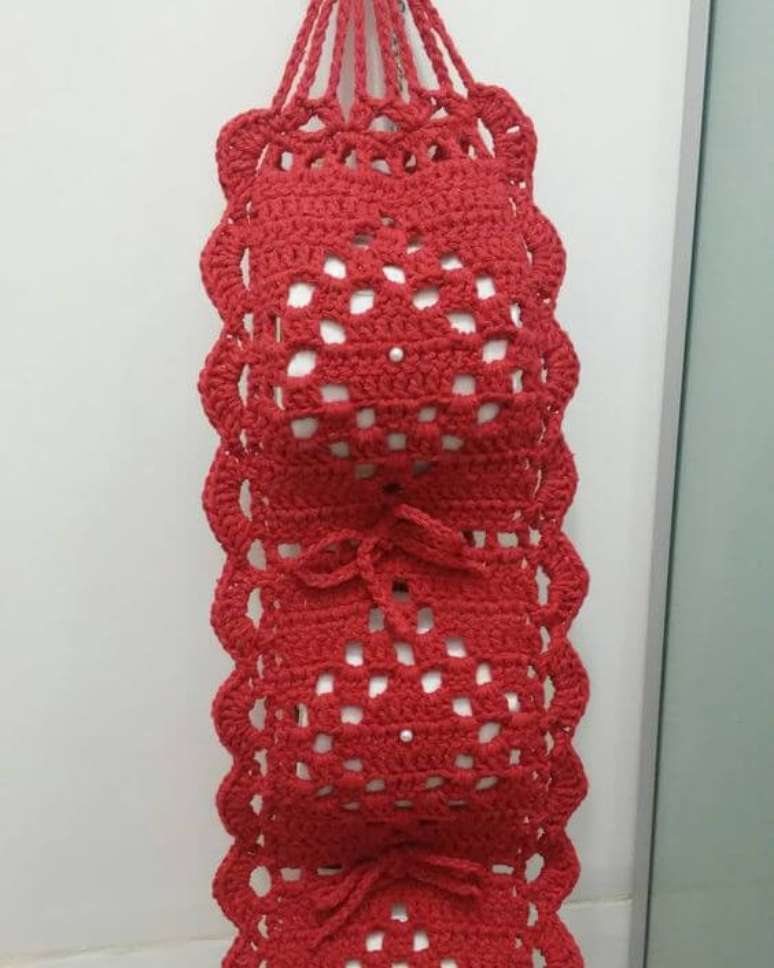 80. Tenha um porta papel higi&ecirc;nico de croch&ecirc; com as cores do banheiro &ndash; Por: Pinterest