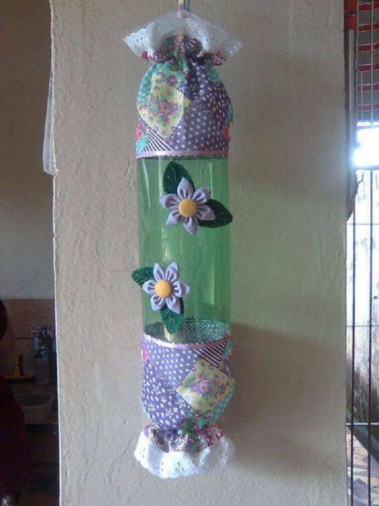 21. Puxa saco feito com garrafas decoradas.